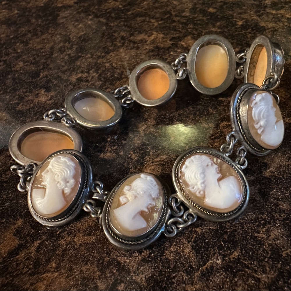 Stunning Vintage .925 Sterling Silver Nine Carved Shell Cameos Link Bracelet